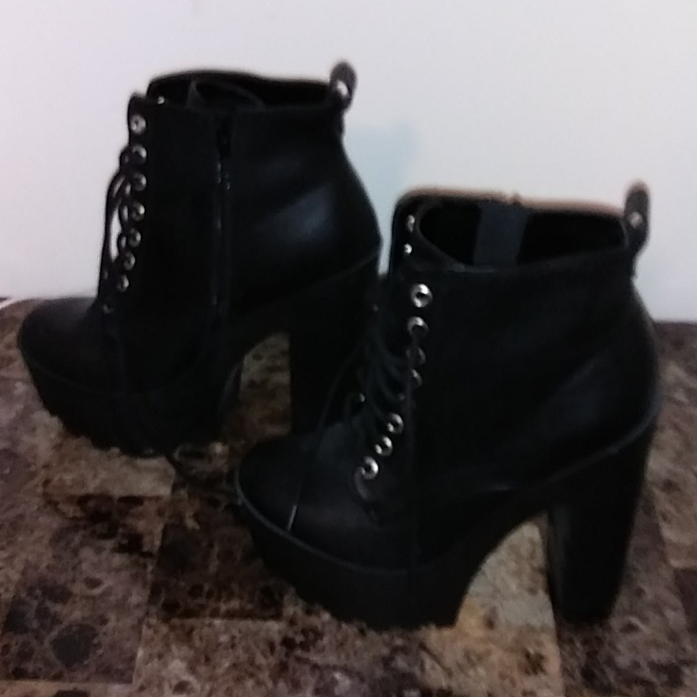 Women's Soda lace up leather size 8 1/2